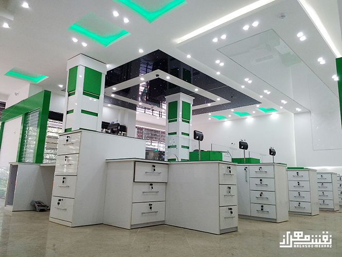 طراحی و اجرای کلیه فضاهای داخلی با توجه رنگ سازمانی سفید و سبز و طراحی و اجرای سقف کششی مدل نیمه شفاف